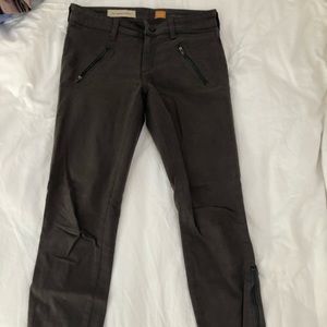 Jeans with zipper pockets